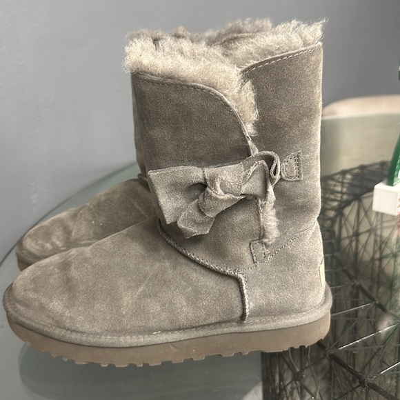 Selling grey Pair of Uggs .Size US WOMENS size 6. - Picture 5 of 7